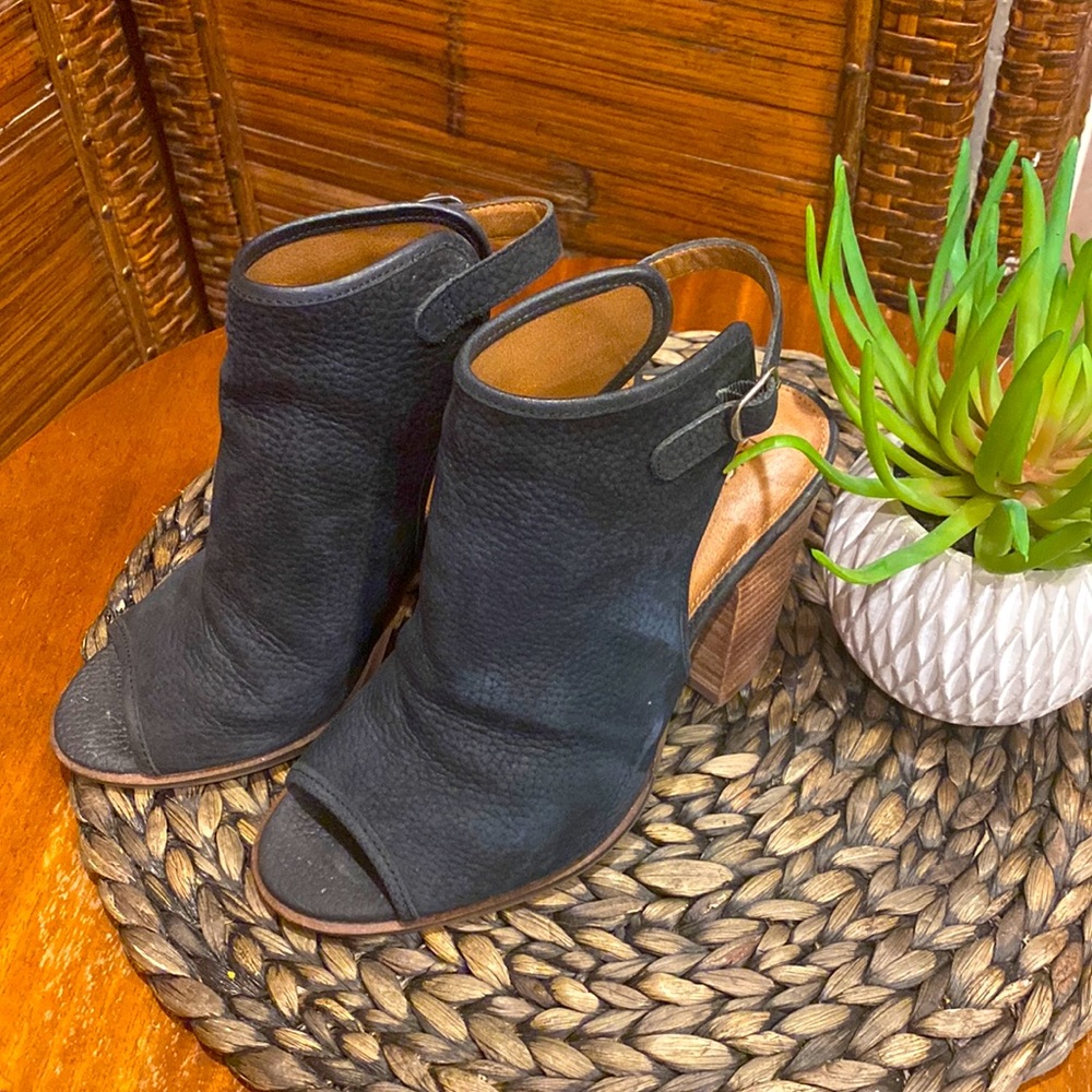Lucky Brand Black Open-Toe Block Heel Sandals
